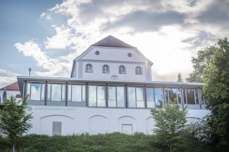 Biergarten der Schlosswirtschaft Herrenchiemsee mit Blick auf den Chiemsee